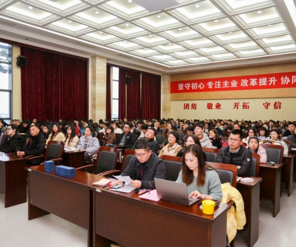 1xBET丝绸召开本部员工大会